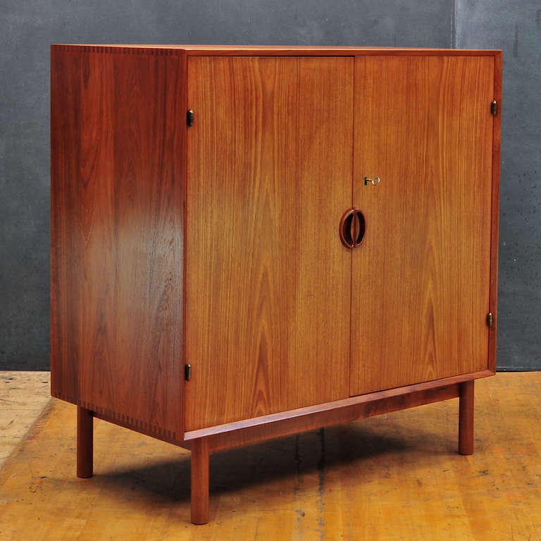 1950s Peter Hvidt & Orla Molgaard-Nielsen (Nessen) Armoire à couverts en teck