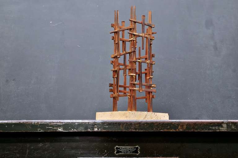 Forgiato Grattacielo in ferro, chiodo in muratura, scultura a torre Vintage Mid-Century Table Art in vendita