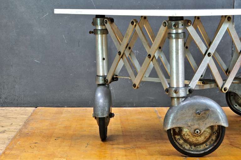 Industriel Table basse moderne à assemblage en verre Vitrolite sur roues Vintage Industrial, 50 en vente