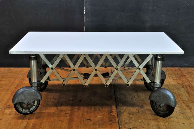 Moulage Table basse moderne à assemblage en verre Vitrolite sur roues Vintage Industrial, 50 en vente