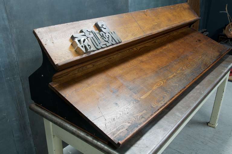 Laqué Impression industrielle vintage de bureau en chêne pour presse-papiers Hamilton Typesetters WorkShop  en vente