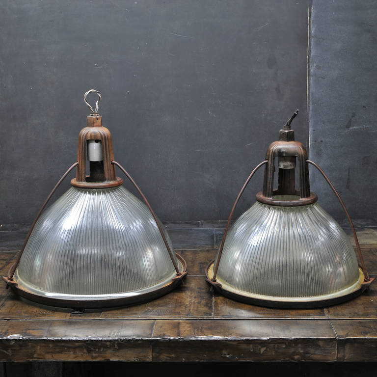 Américain Monumentale suspension industrielle vintage en fonte de l’usine Holophane des années 1910 en vente