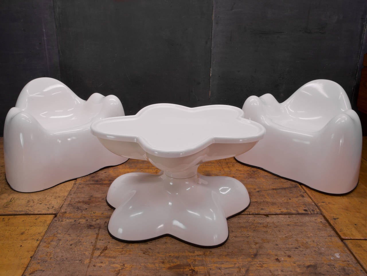 Wendell Castle White Molar Fiberglass Settee Table & Chairs In Good Condition In Hyattsville, MD
