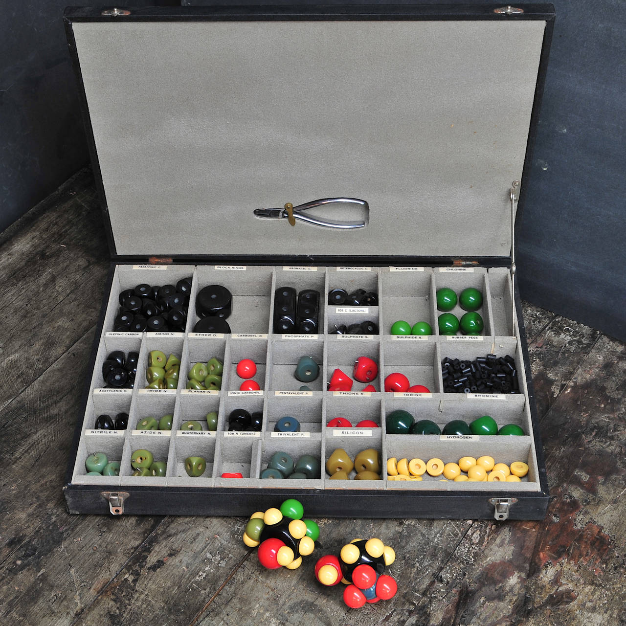 England, c.1920s. Wilkinsons Antique Bakelite Atomic Molecule Spatial Model Set in Case with Tool. The two example models are included, and everything you see in the case.  Inner Case Dividers are wooden with sand or a fine felt or sand coating with