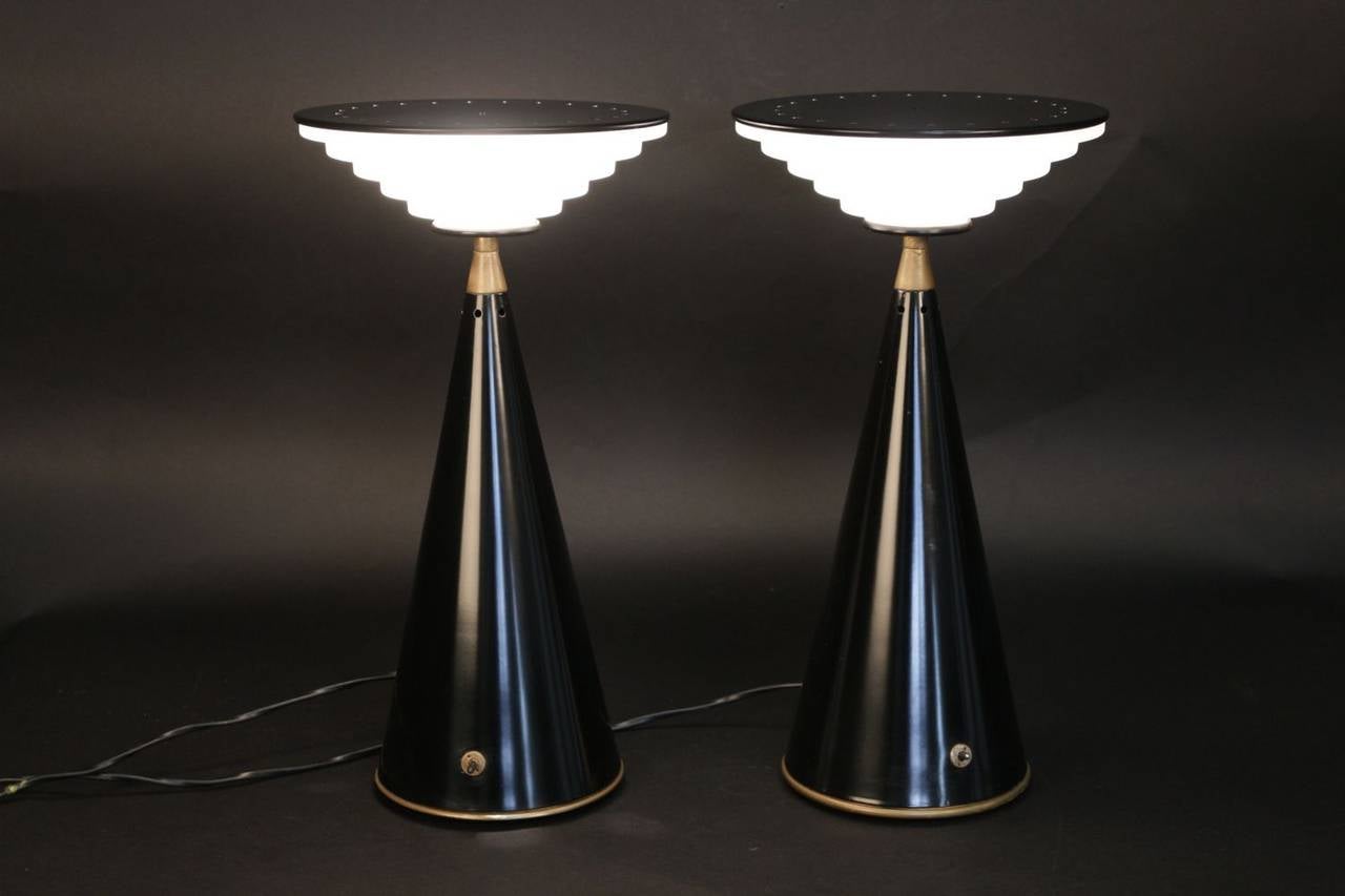 Pair of 1980s 'Ziggurat' table lamps by designer Sigheaki Asahara, edition Stilnovo. The base in black lacquered metal enhanced with a brass ring on the base circumference and on the top of the trunk. Molded glass diffuser surmounted by a perforated