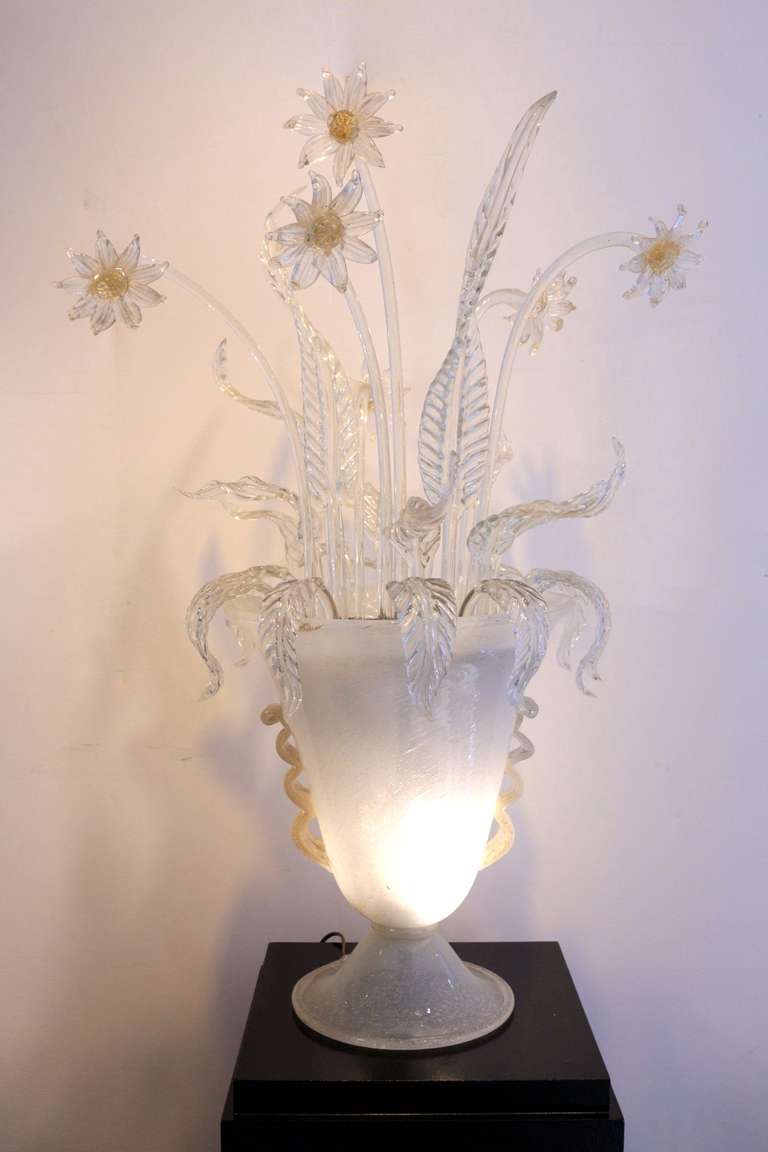Large diffusor. Murano glass daisies bouquet. 
One bulb in the vase. 
Lighting system in the bouquet with three Murano glass color shades: gilded, white and transparent.