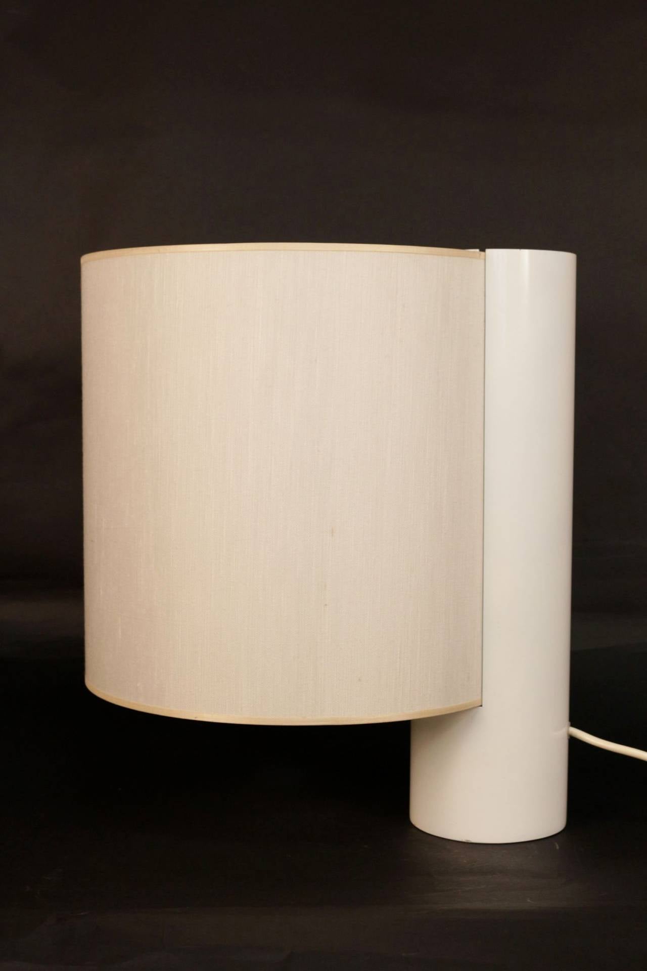 Large 1976 table lamp. 'Fluette' model by Giuliana Gramigna for Quattrifolio.
Original white lacquered aluminium trunk. Original fabric lamp shade. Two light bulbs.
