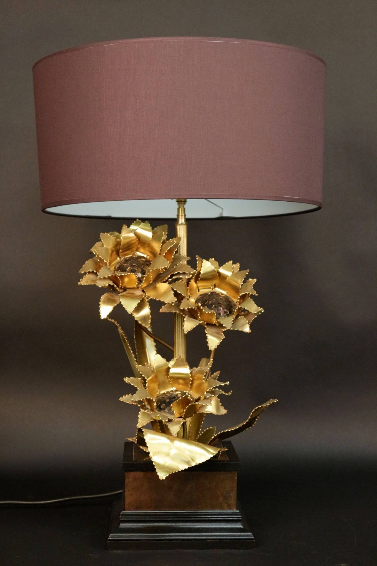 1960s 'Sunflower' brass table lamp by Maison FlorArt. Three brass sunflowers. Flower center in blackened brass and stylized flowers. Black lacquered wooden base and 'eglomise' brass. One lighted arm.
