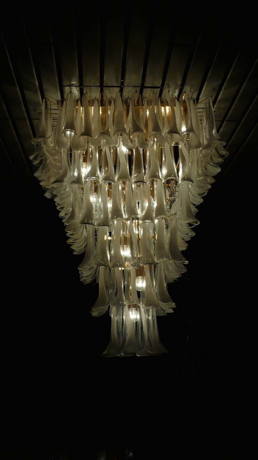 Italiano Coppia di maestosi lampadari a petalo di Murano con montaggio ad incasso in vendita