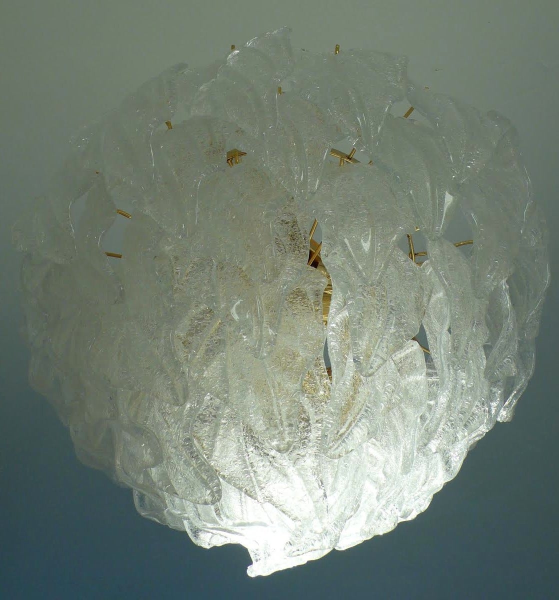 Murano Polar ice chandelier, 1970.
Nine lights.
54 leaves Murano glass.
Height (75 cm).
Diameter (62 cm).