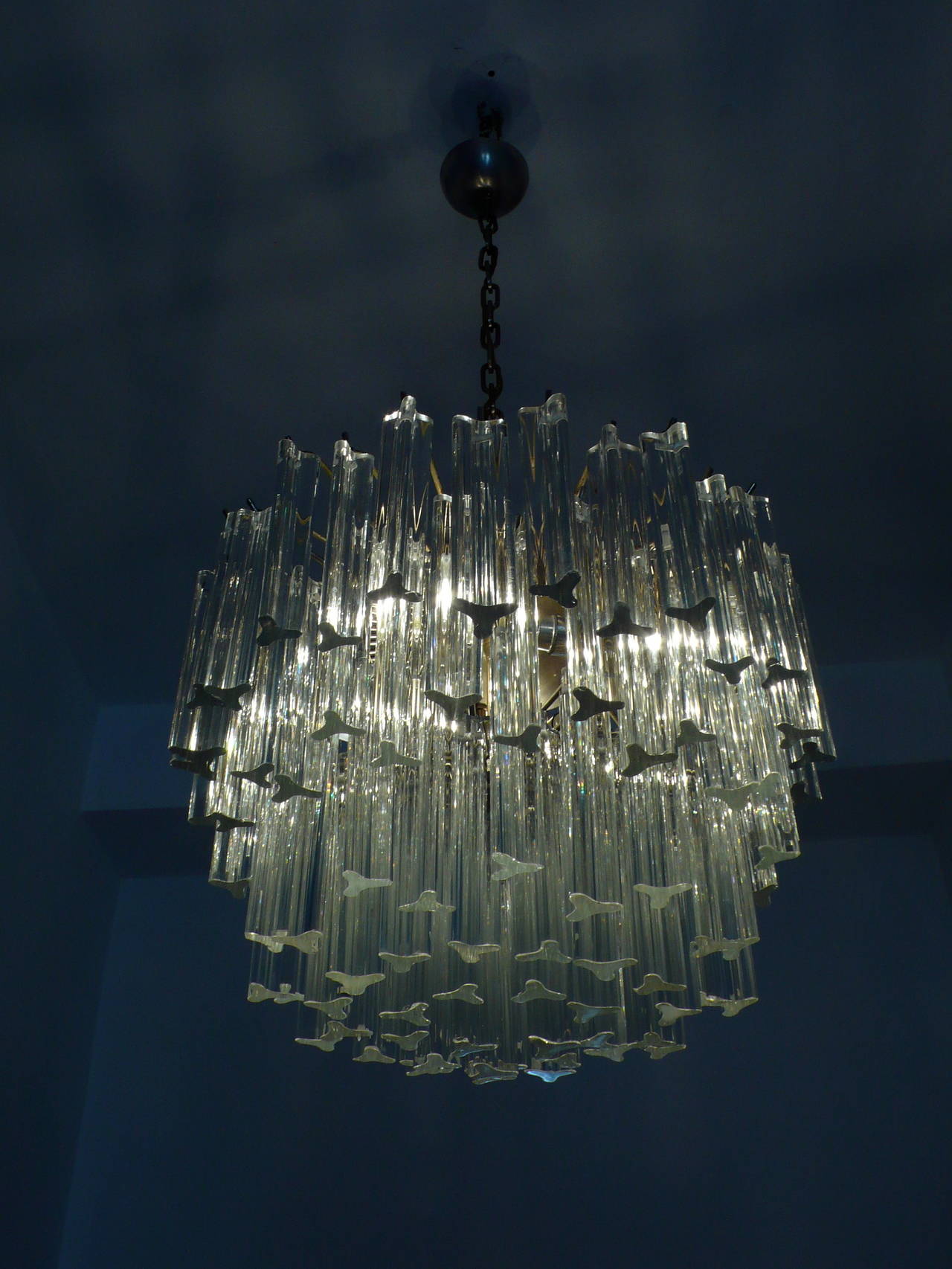 Magnificent Venini multitier triedi crystal prism chandelier, 1960.

Height:
34 cm glass + 50 cm chain = total height 84 cm.
Diameter:
(42 cm).