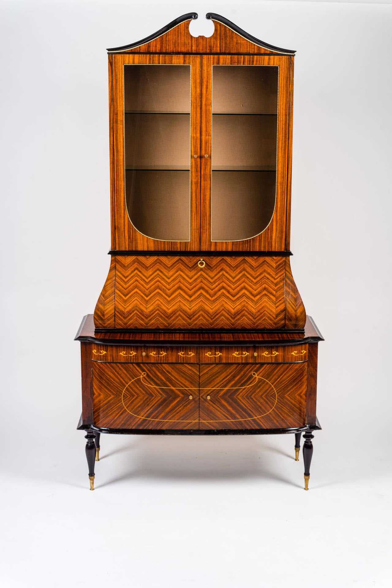 The upper floor has two glass doors and a folding shaped usable as dry bar. In the lower part there are two doors and rounded rock slabs with a beautiful woven inlay rosewood shoes of brass feet. Inlays of pink thread. Cabinet of refined presence.