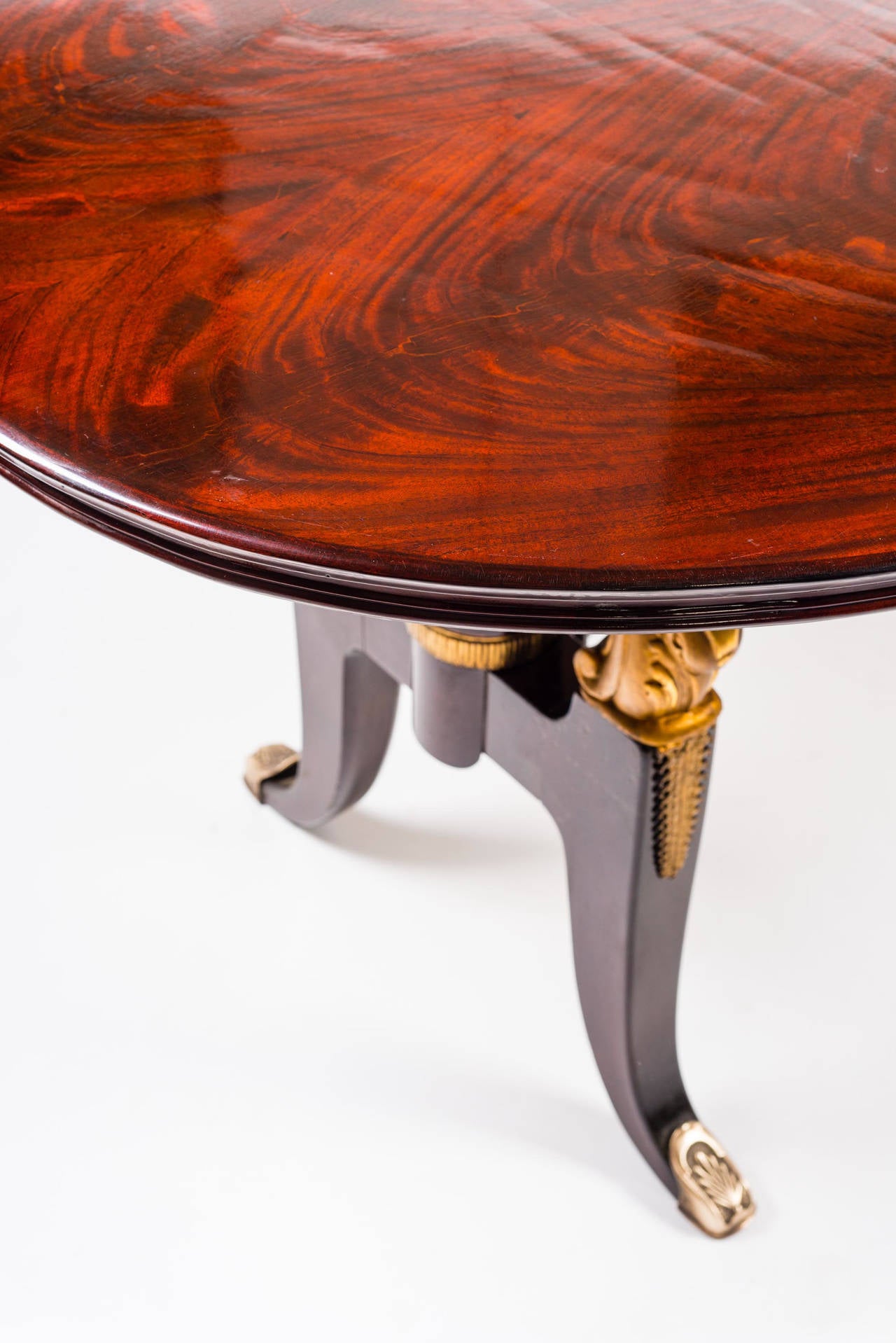 Italienischer Mahagoni-Tisch aus der Mitte des Jahrhunderts im Stil von Paolo Buffa, 1950er Jahre (Moderne der Mitte des Jahrhunderts) im Angebot