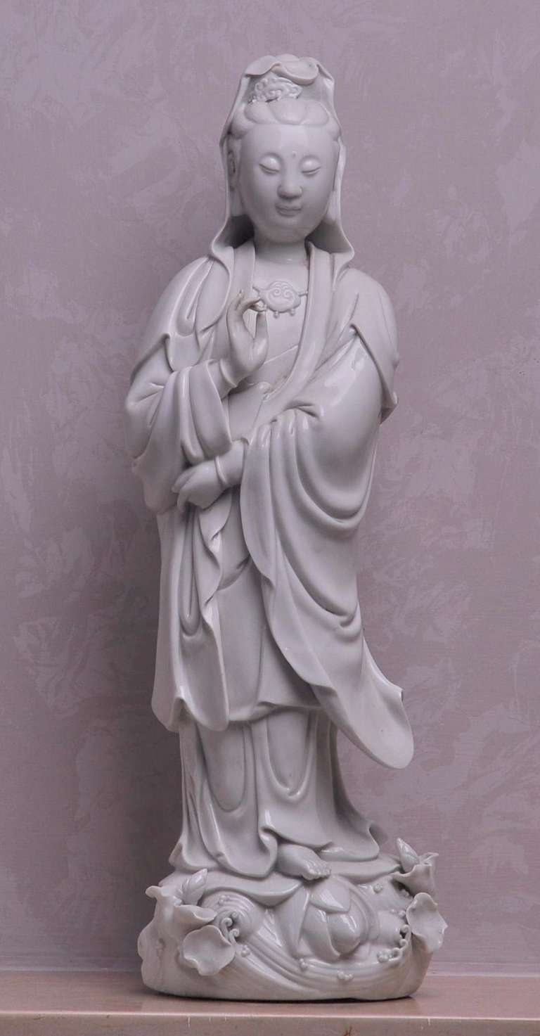 Blanc De Chine Figure of Guanyin, Qing Dynasty In Good Condition In Rome, IT