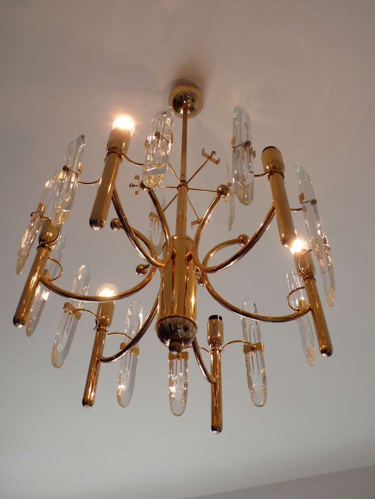 Sciolari Lighting sei luci.
18 bicchieri di cristallo e tre riserve.
Costo della spedizione 150$.