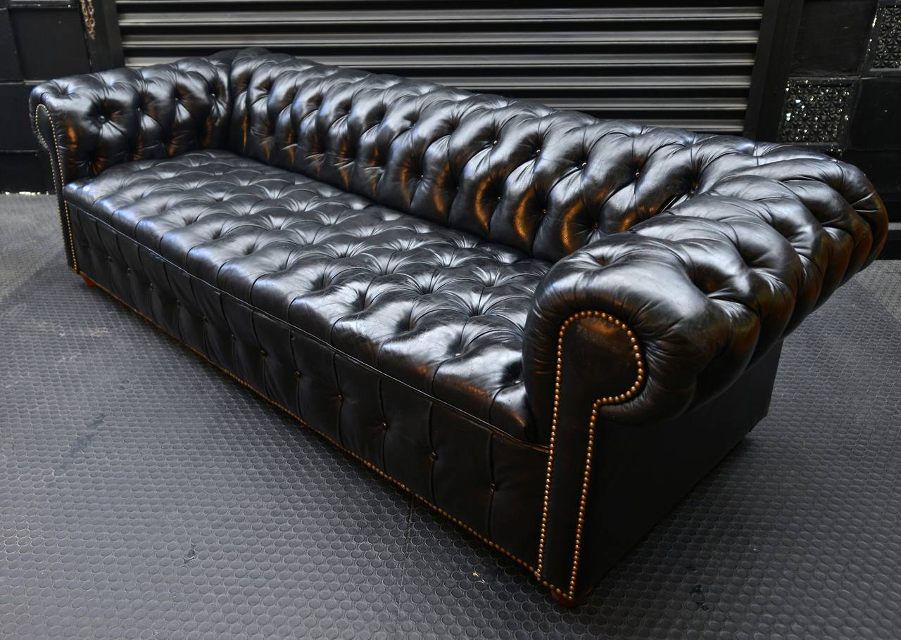 Black Leather Chesterfield In Good Condition In Mexico, D.F.