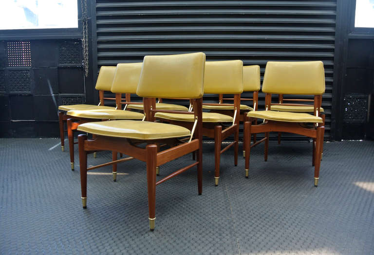 Set of 8 dining chairs. In mahogany wood, bronze and with the original leather.