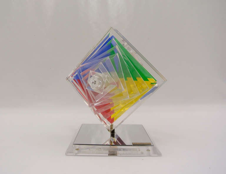 Acrylic sculpture with colors and movement.