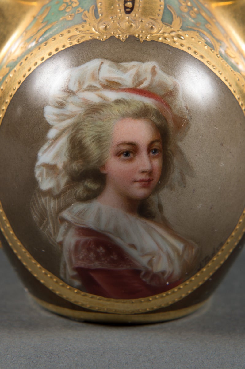 Antike schillernde Porzellanvase im königlichen Wiener Stil mit der Darstellung von Marie Antoinette (20. Jahrhundert) im Angebot