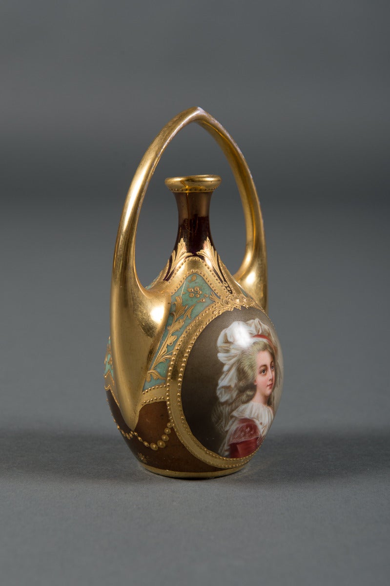 Antique Royal Vienna Style Iridescent Porcelain Vase Depicting Marie Antoinette For Sale 1