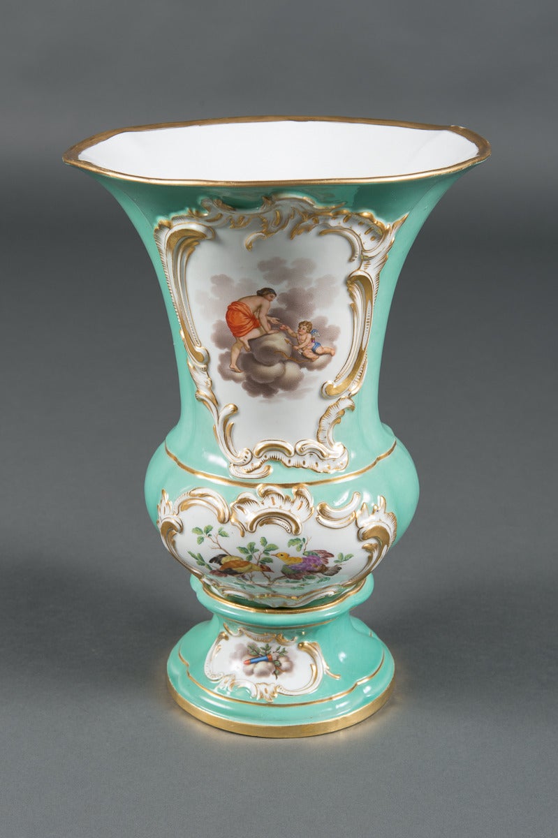 Ein feines Paar deutscher Meissener Porzellanvasen des 19

Bemalt mit Gruppen- und Vogelszenen. Jede Vase ist auf beiden Seiten stark verziert

Deutschland, ca. 19. Jahrhundert

Signiert mit gekreuzten Meissener Schwertern aus dem