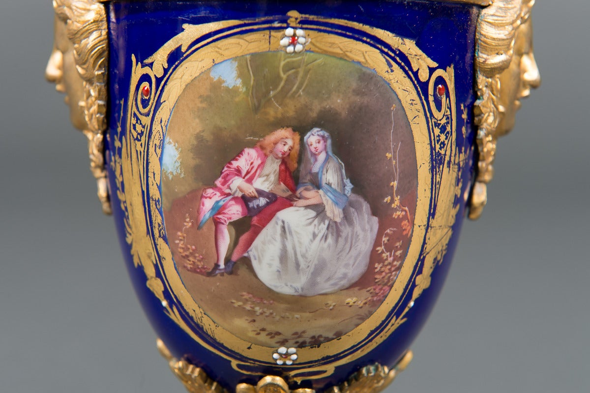 Paire de vases à bijoux en bronze doré et bleu cobalt de style Sèvres du XIXe siècle Excellent état - En vente à Los Angeles, CA