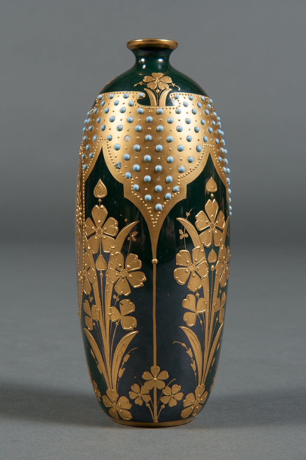 Art nouveau Vase en porcelaine de style royal de Vienne peint à la main et orné de bijoux en vente