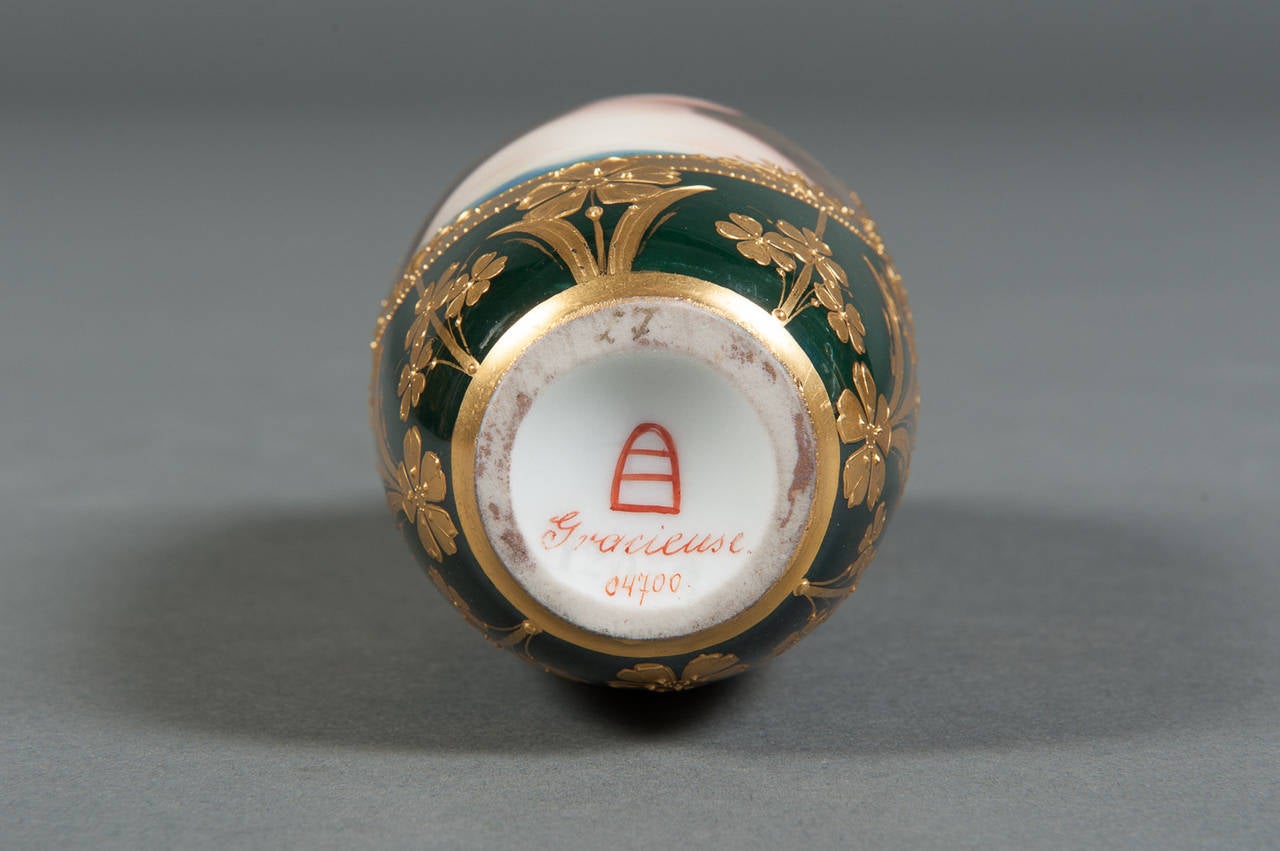 Vase en porcelaine de style royal de Vienne peint à la main et orné de bijoux en vente 1