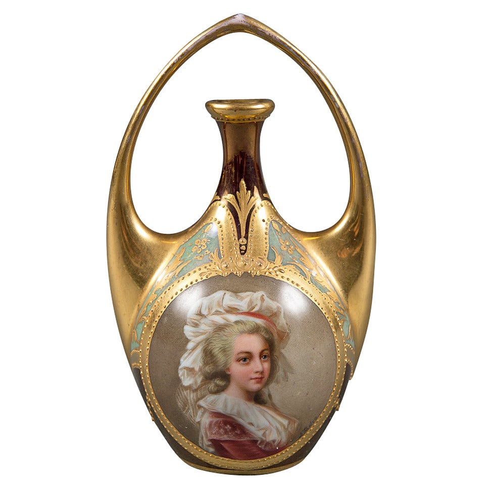 Antike schillernde Porzellanvase im königlichen Wiener Stil mit der Darstellung von Marie Antoinette im Angebot