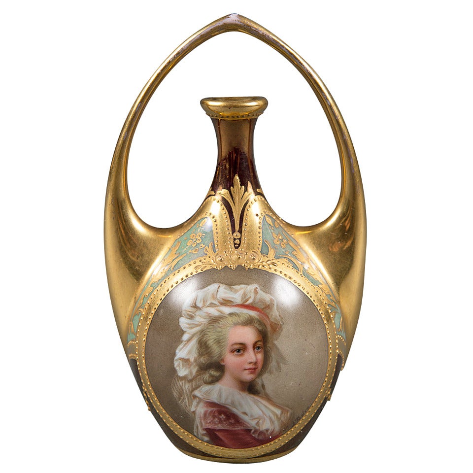 Jarrón antiguo de porcelana iridiscente de estilo Royal Vienna que representa a Marie Antoinette