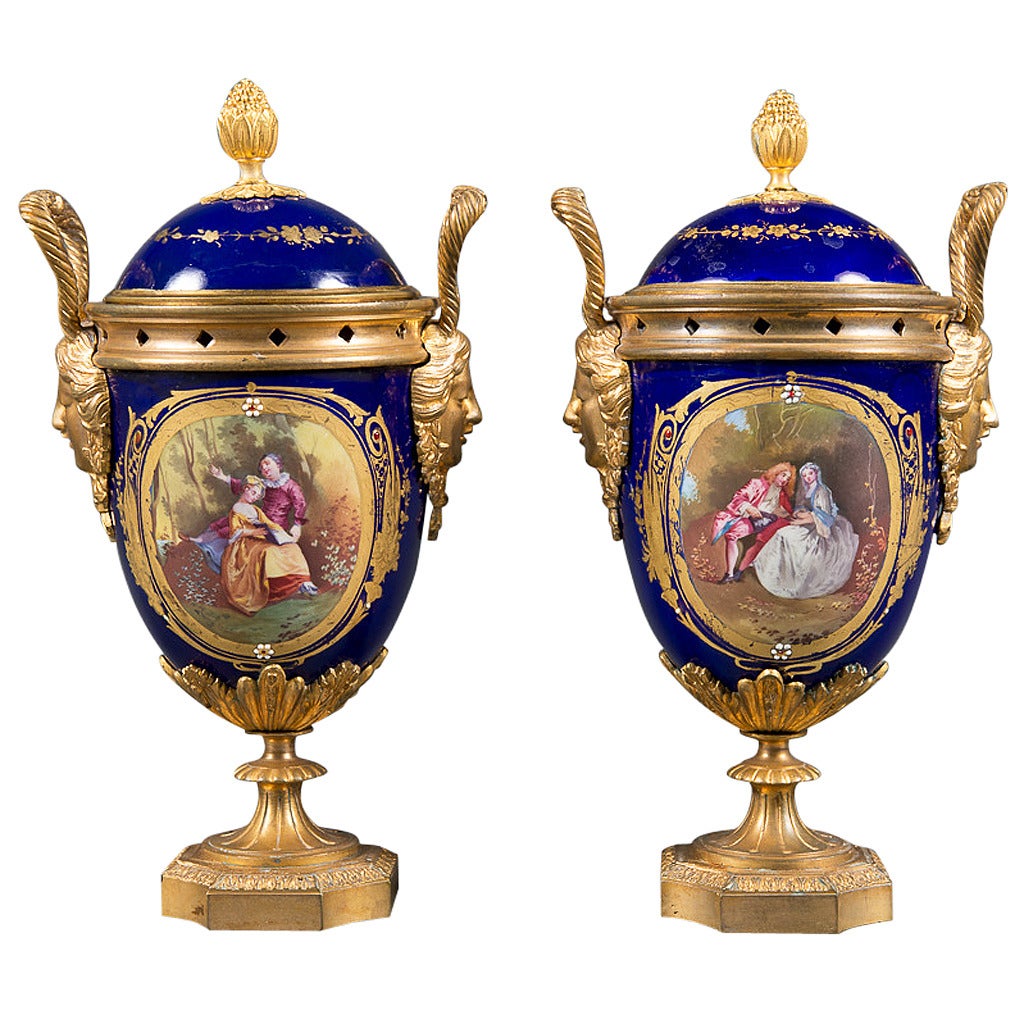 Coppia di vasi gioiello in bronzo dorato e blu cobalto di Sevres del XIX secolo