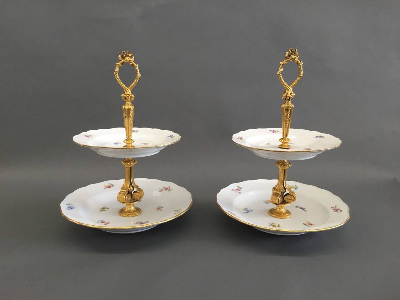 Ein Paar zweistöckige Dessertteller aus Meissener Porzellan des 19. Jahrhunderts mit vergoldeter Bronze

Abmessungen: Höhe: 13