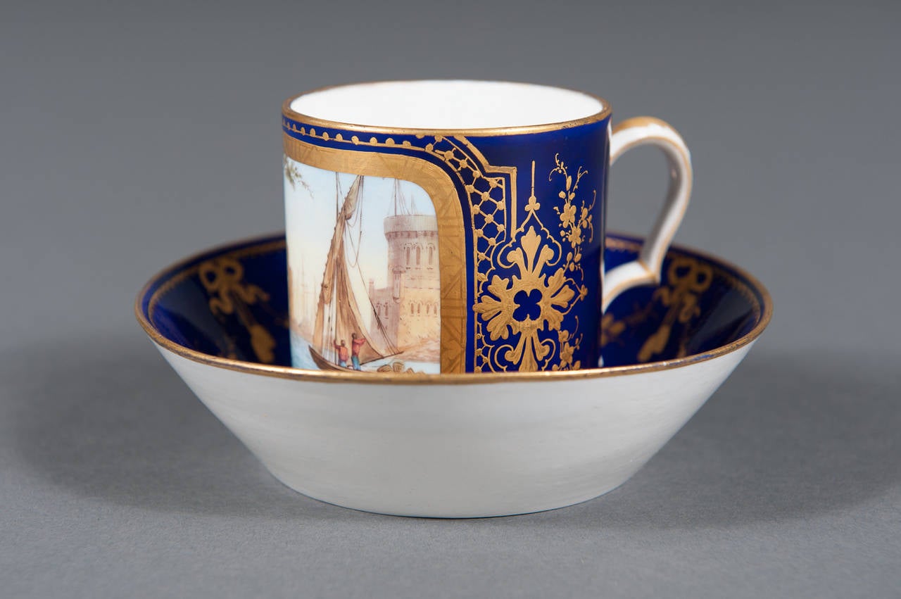 Assiette et soucoupe de cabinet en porcelaine de Sèvres peinte à la main, datant du 19e siècle

Circa 1770
 
Origine : France

Plaque
Profondeur : 10
