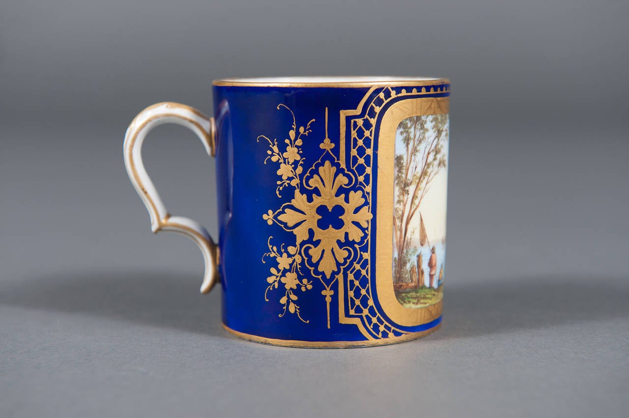 Assiette de rangement et soucoupe en porcelaine de Sèvres du 19ème siècle peinte à la main en vente 2