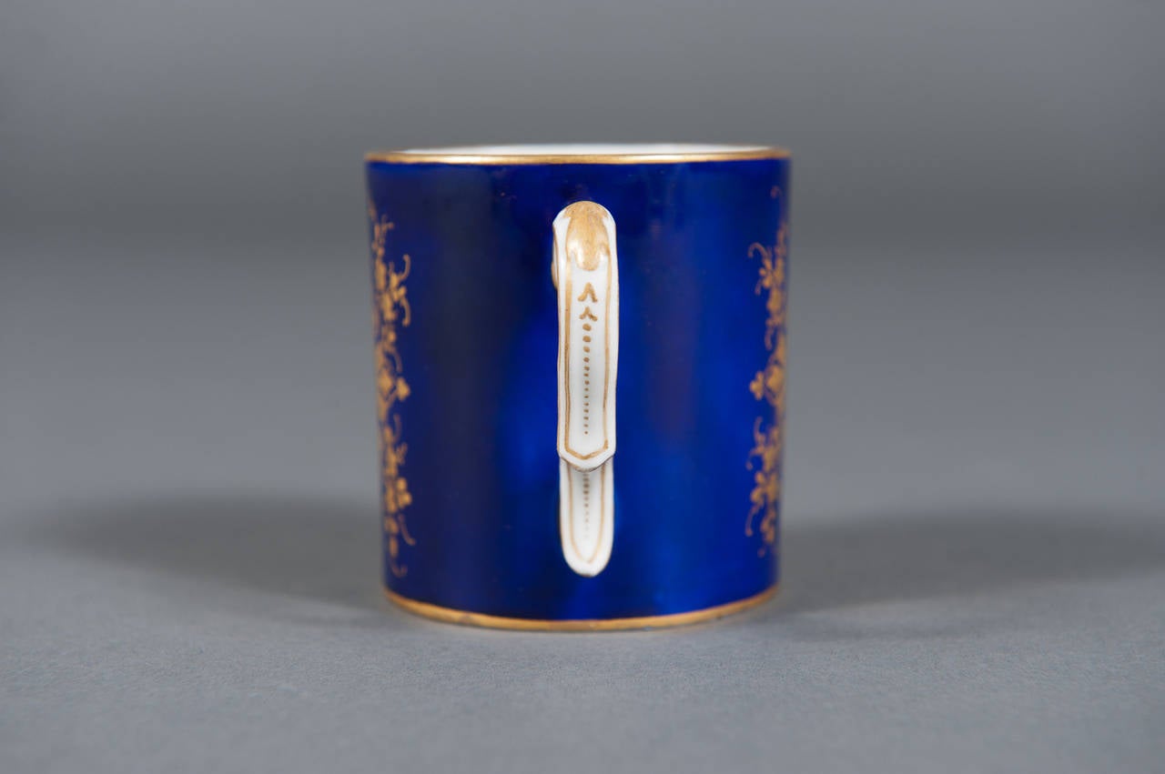 Assiette de rangement et soucoupe en porcelaine de Sèvres du 19ème siècle peinte à la main en vente 3