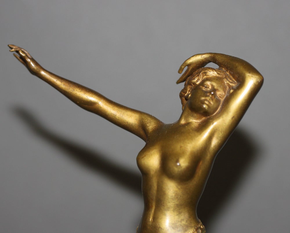 XX secolo Bronzo austriaco dipinto a freddo di una ballerina seminuda su una base di marmo, firmato Fitz in vendita