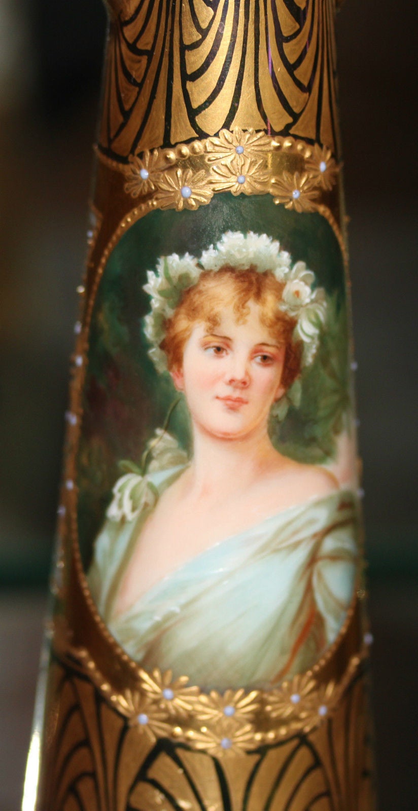 Un très beau vase irisé à double poignée en forme de bijou de l'Art Nouveau de Dresde du 19ème siècle.

Intitulé : Wasserrose.

Dimensions : Hauteur : 7 1/4