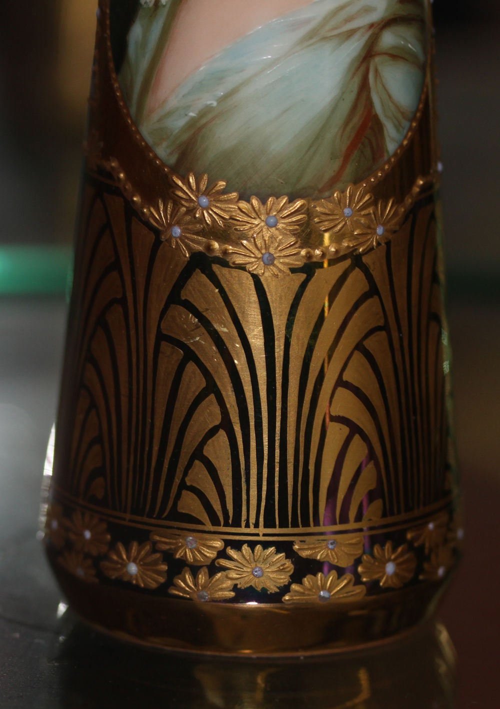 Vase Art nouveau allemand de Dresde représentant une jeune femme, signé, en très bon état Excellent état - En vente à Los Angeles, CA