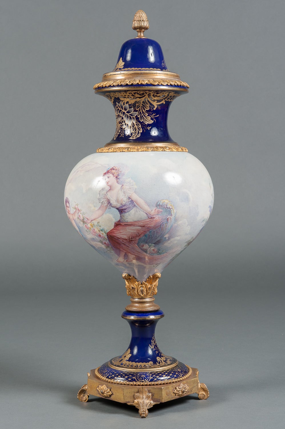 Jarrón con tapa de porcelana pintado a mano al estilo francés de Sevres Francés en venta