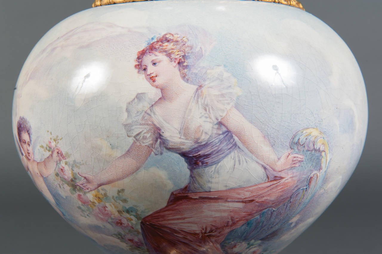 Jarrón con tapa de porcelana pintado a mano al estilo francés de Sevres en venta 2