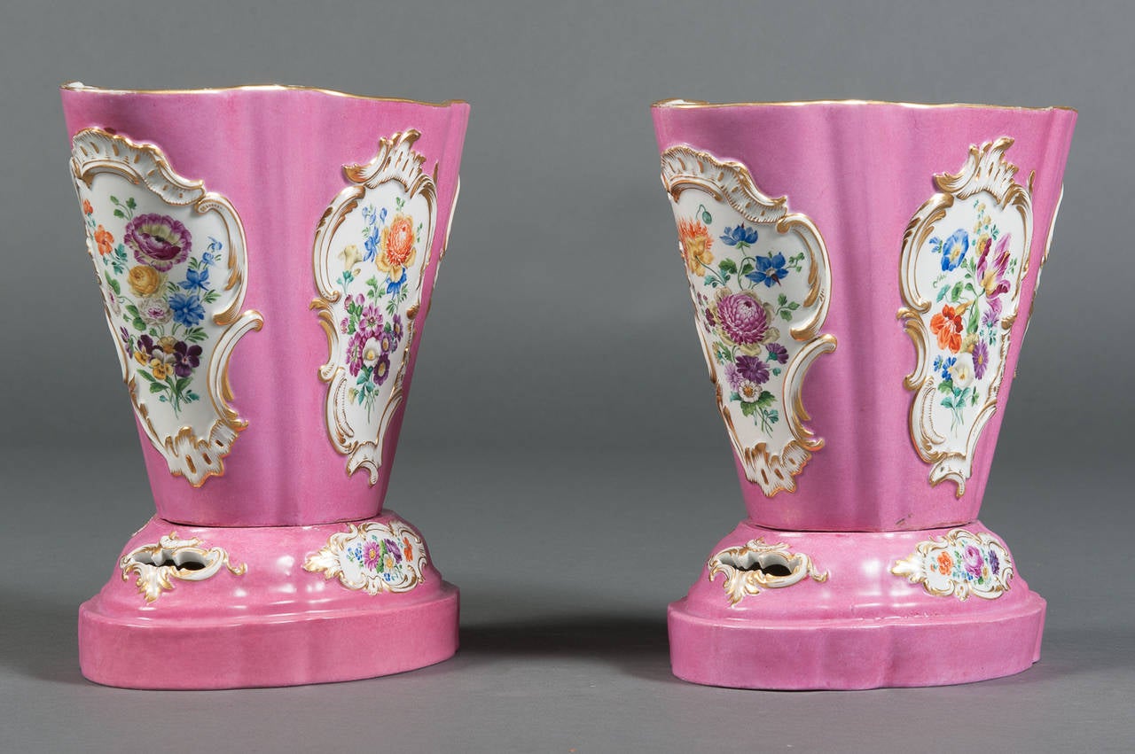 A Pair of 19th Century Pink Ground Meissen Porcelain Cachepots on Bases In Good Condition In Los Angeles, CA