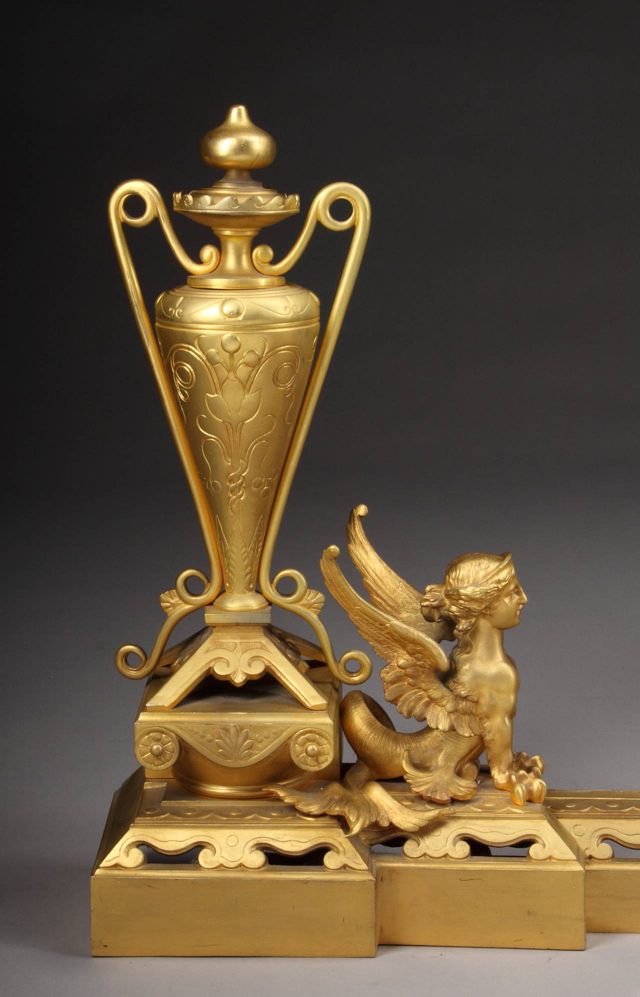 Un raffinato chenet francese in bronzo dorato del XIX secolo, composto da tre pezzi. Ciascuna cassetta a forma di vaso è fiancheggiata da una figura di melusina alata, unita da un parafango a balaustra.

Circa 1890

Altezza: 20
