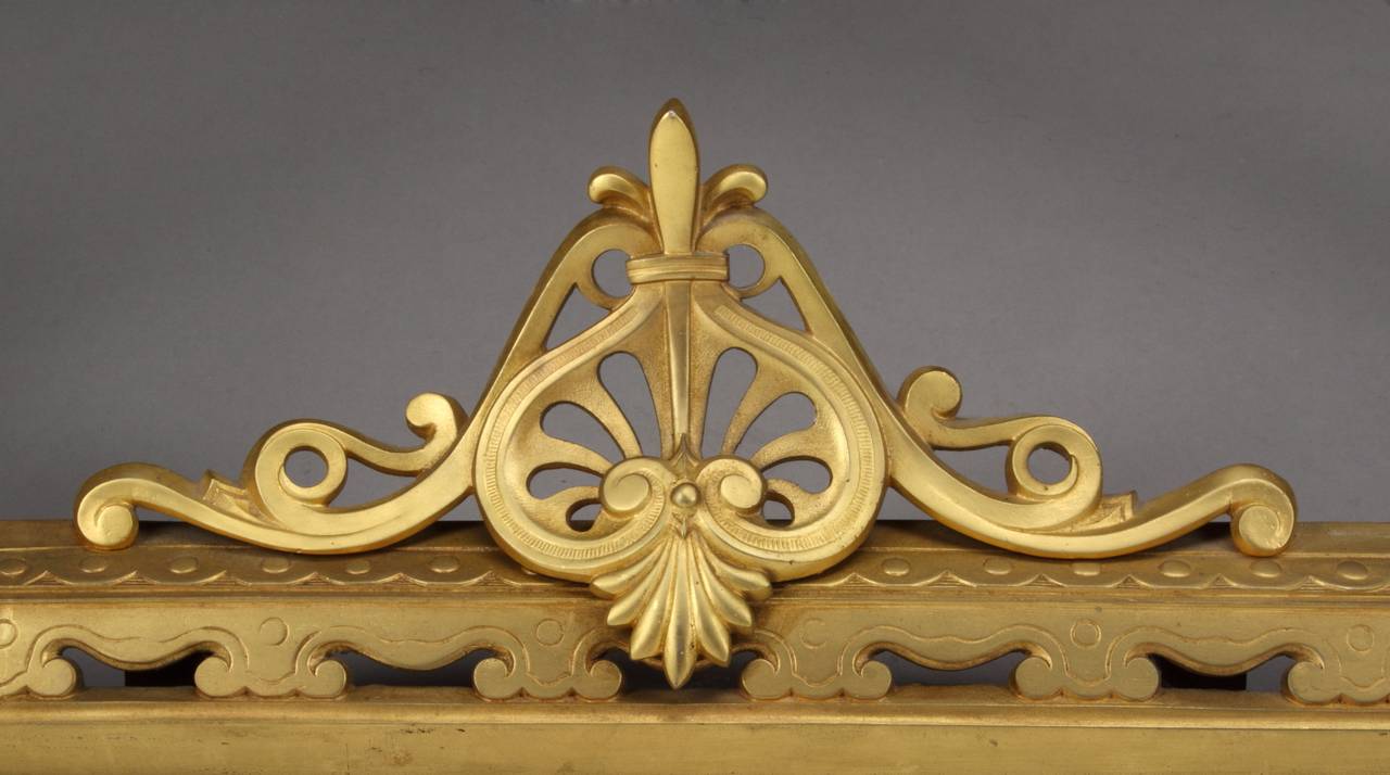 Bronzo Uno chenet francese a tre pezzi in ormolu con figure di Melusine in vendita
