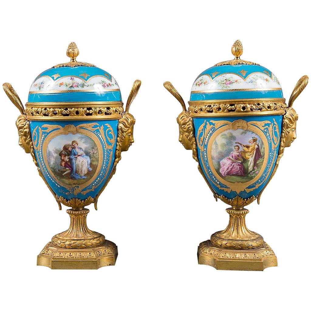 Paar französische Vasen mit vergoldeter Bronze und türkisfarbenem Grund aus dem 19. Jahrhundert