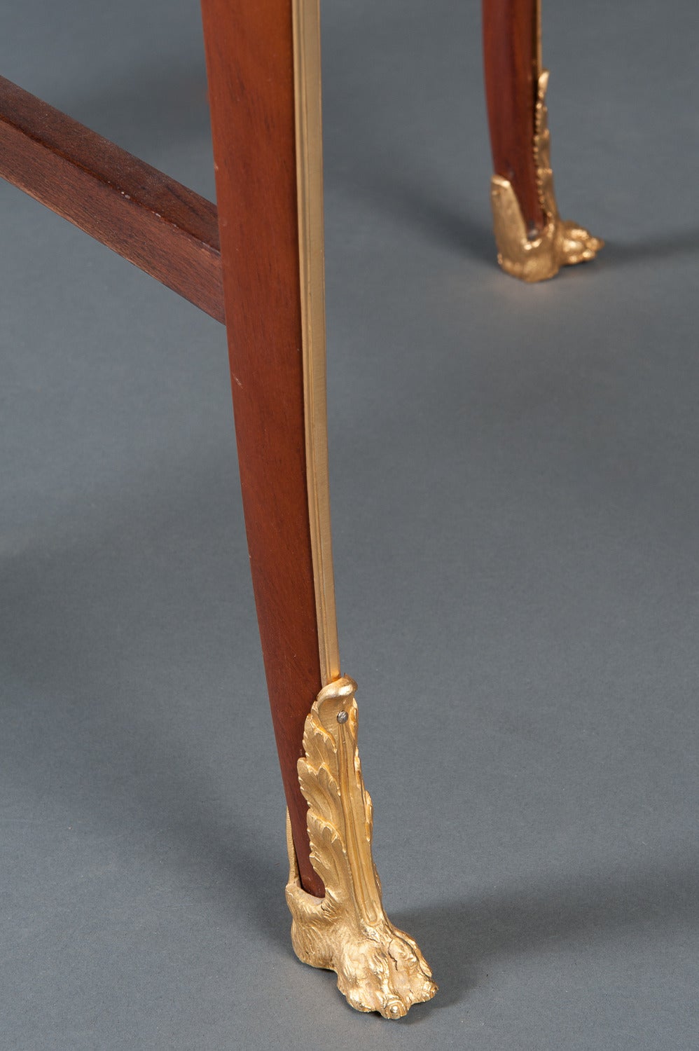 Ein prächtiger antiker Tisch aus Mahagoni, Königsholz, Satiné-Gitterparkett und Satinholz-Marketerie, der Francois Linke zugeschrieben wird, in Goldbronze gefasst.

Die runde Parkettplatte wird von einer Intarsienbandeinfassung und einem Band aus
