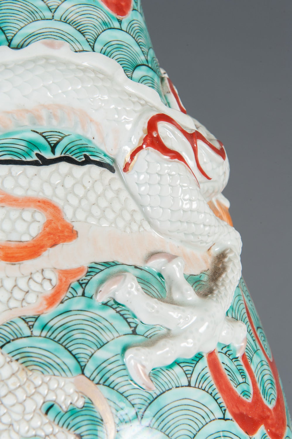XIXe siècle Paire de vases anciens en porcelaine japonaise avec motif de dragon en vente
