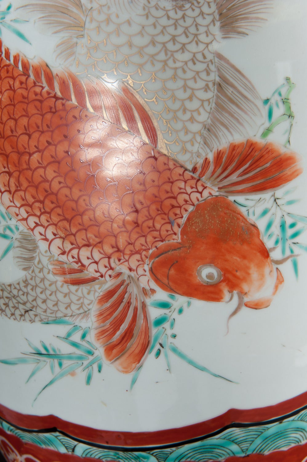 Porcelaine Paire de vases anciens en porcelaine japonaise avec motif de dragon en vente