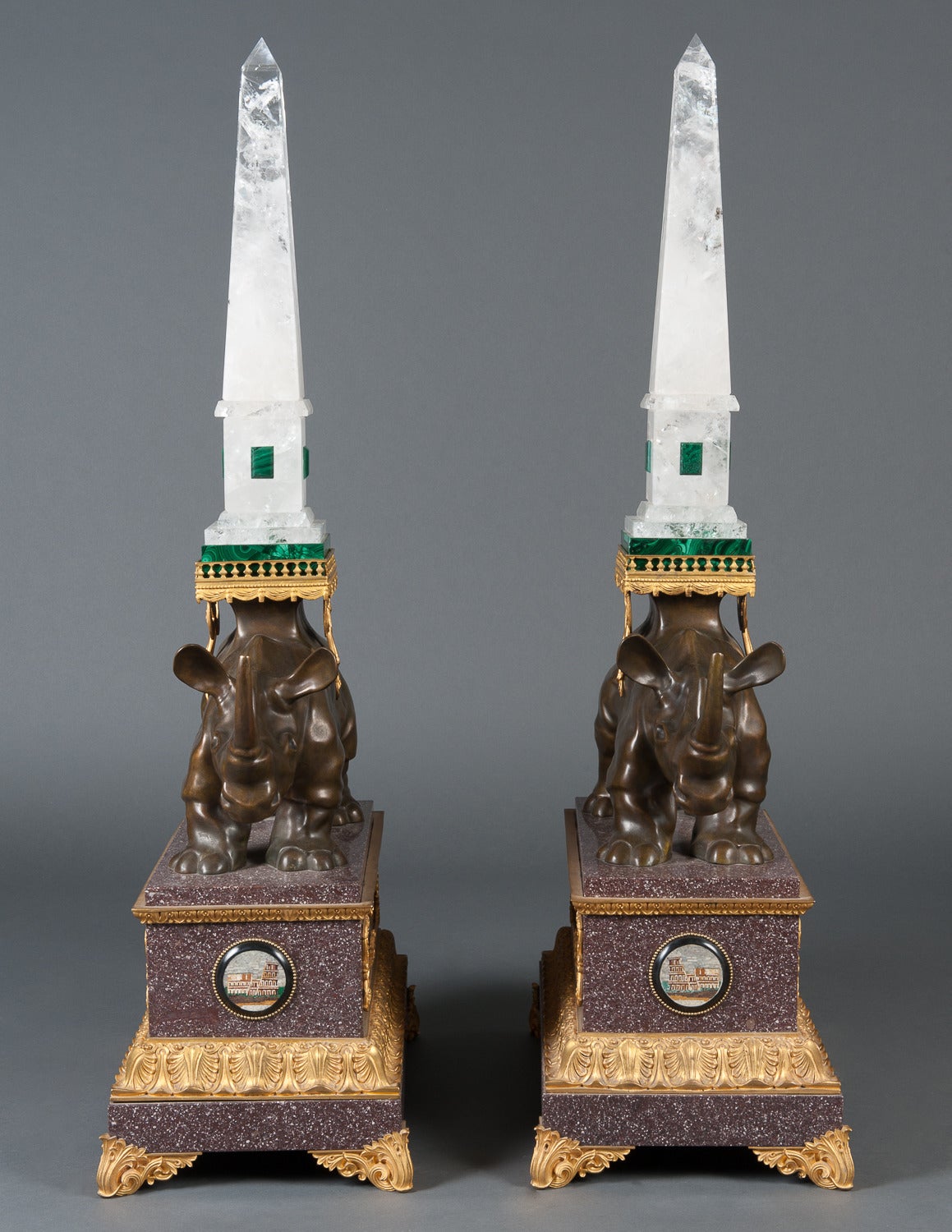 Paire de figurines de rhinocéros en bronze de style Louis XVI avec obélisques en cristal de roche en vente 1
