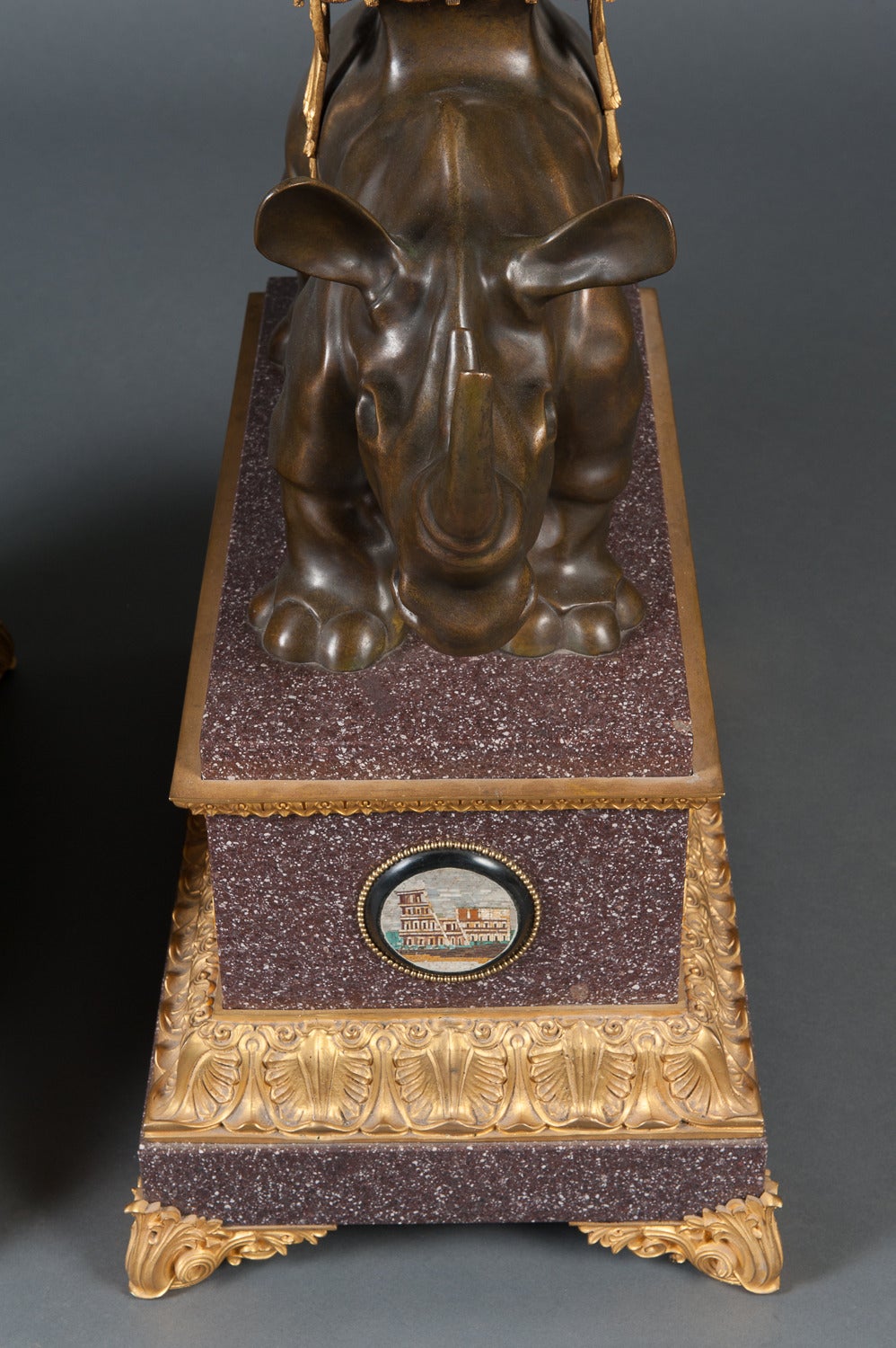 Paire de figurines de rhinocéros en bronze de style Louis XVI avec obélisques en cristal de roche en vente 3