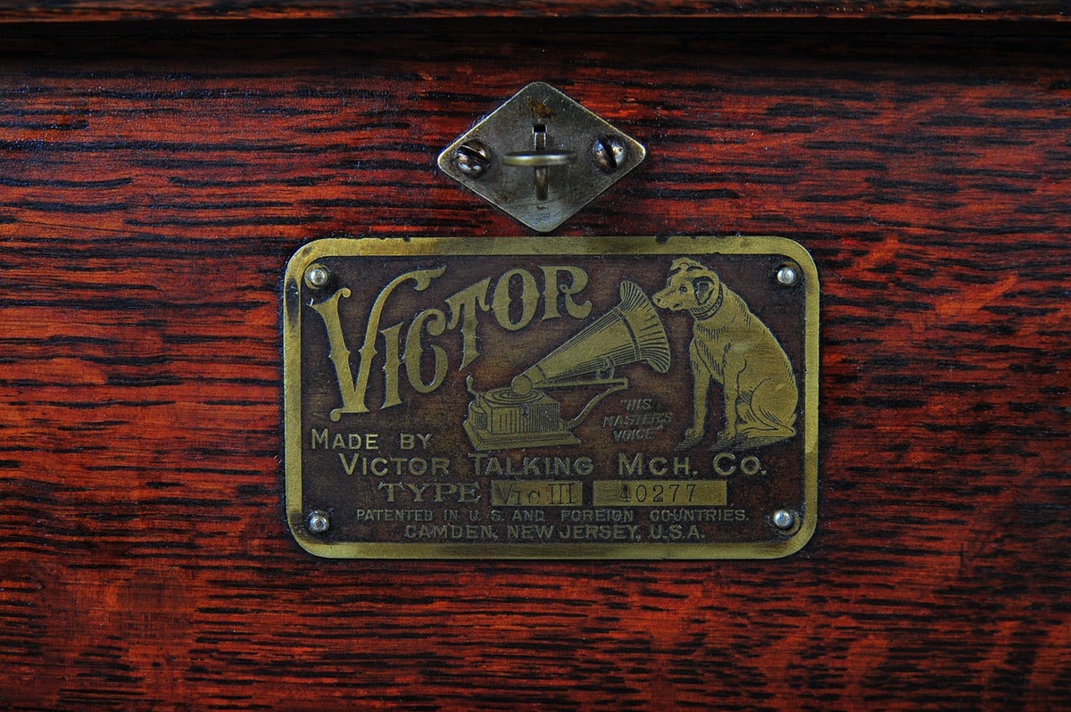 Victor Talking Machine Type Three, Original 1908 Phonograph with Oak Horn In Excellent Condition In Los Angeles, CA